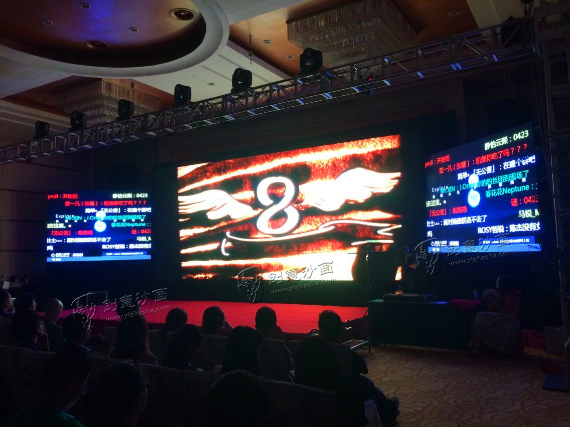 UI中国8周年庆典现场沙画表演